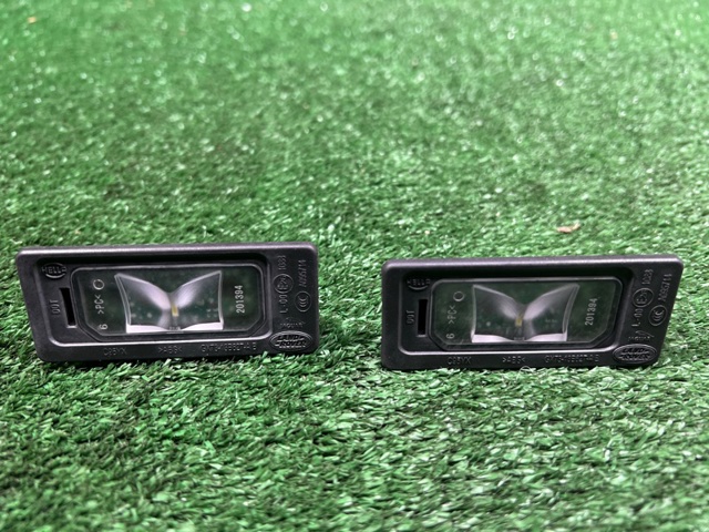 Фонарь освещения номера LR087728 LAND ROVER