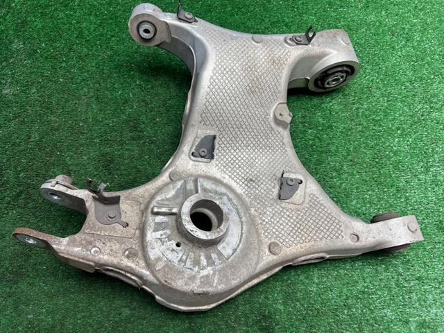 Рычаг задней подвески нижний, левый LR088530 LAND ROVER