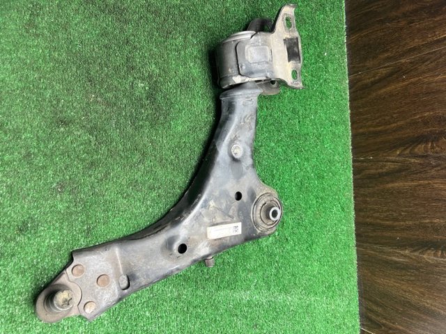 Передний нижний рычаг LR096363 LAND ROVER