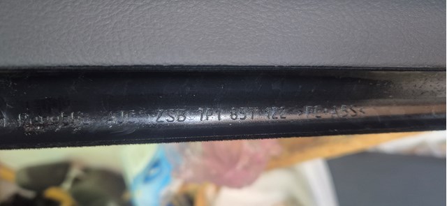 VAG 7P185712281U Крышка перчаточного ящика (бардачка) в наличии Ровно