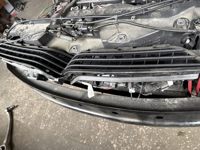 Спойлер бампера 105022300D Tesla Model