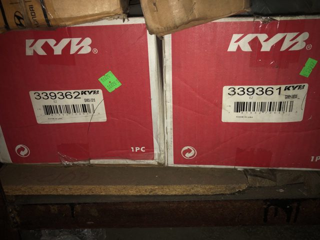 Стойка передняя правая 339361 KAYABA