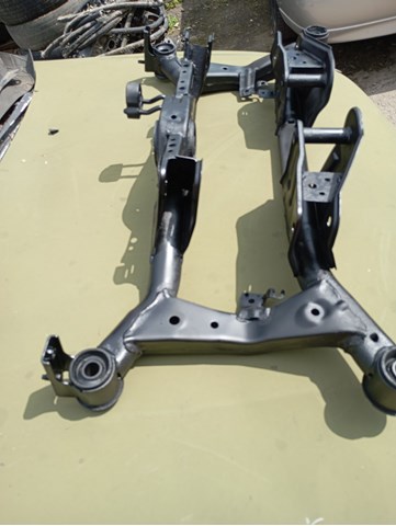 Поперечка задней подвески 554008H700 NISSAN