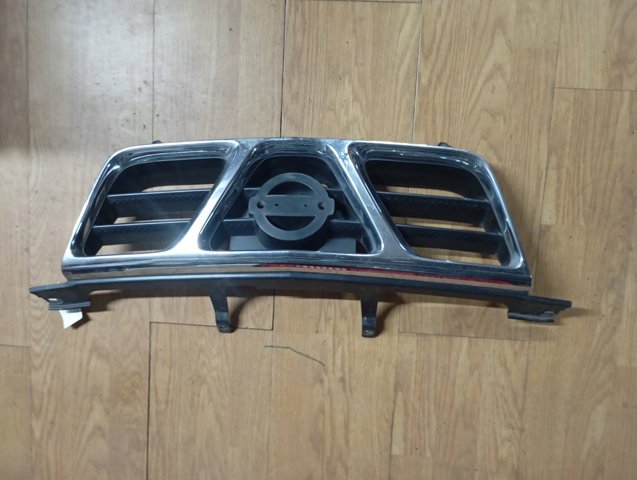 Решетка радиатора 623108H700 NISSAN
