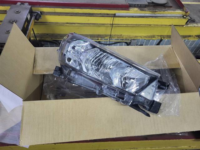 Фара комбинированная, передняя 811100KJ70 TOYOTA