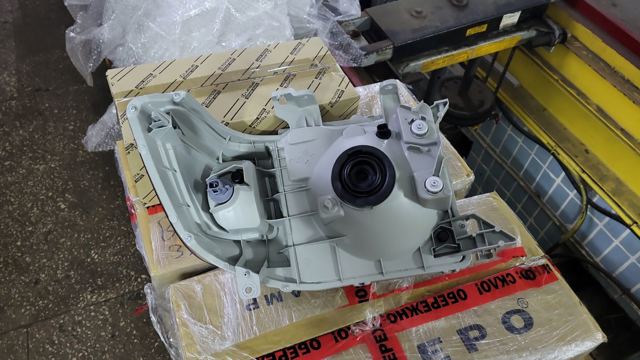 TOYOTA 8113060C40 Правая фара в наличии Полтава