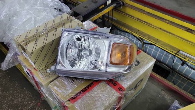 Фара комбинированная, передняя 8113060C40 TOYOTA