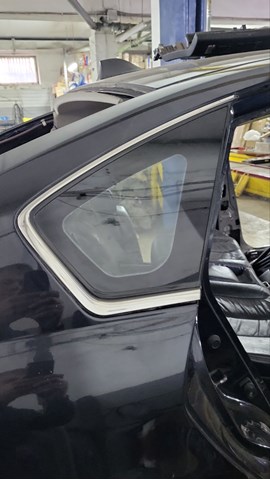 Стекло багажного отсека, правое 833009W50A NISSAN