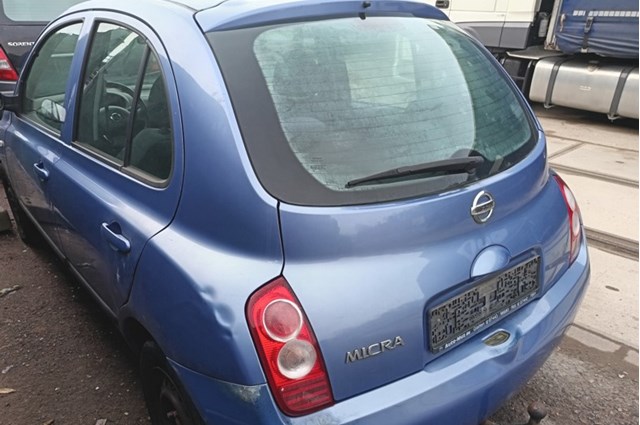 Стекло третьей/пятой двери 90300AX600 NISSAN
