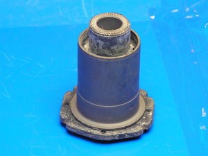 Сайлентблок переднего нижнего рычага 4865560010 TOYOTA