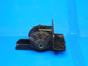 Левая подушка двигателя T111001110BA CHERY