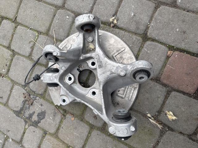Цапфа поворотная левая 104441100G Tesla Model