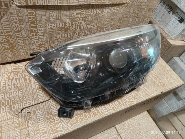 Вставка фары левой 260607817R RENAULT