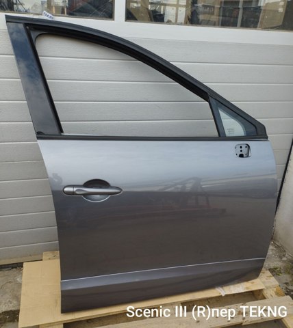 Пассажирская передняя дверь 801008349R RENAULT