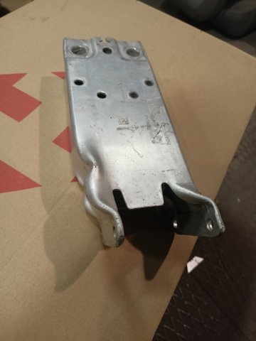 Кронштейн усилителя переднего бампера 51117406391 BMW