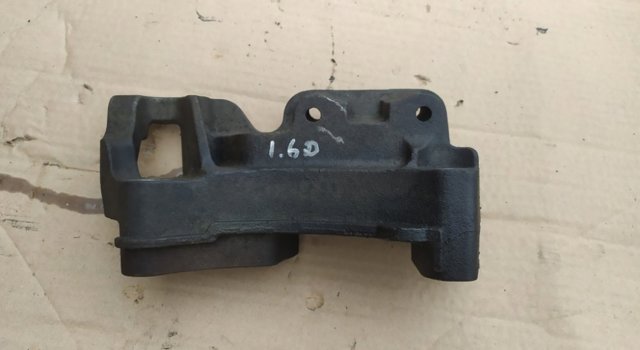 Кронштейн подушки (опоры) двигателя, правой 1595367 FORD