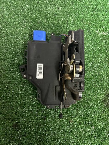 Замок задней правой двери  7L0839016 VAG