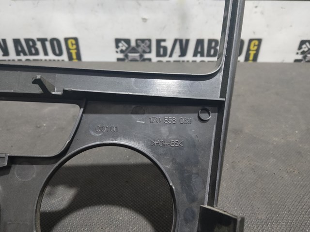Молдинг (накладка) приборной панели "торпедо", центральный 1Z0858069 VAG