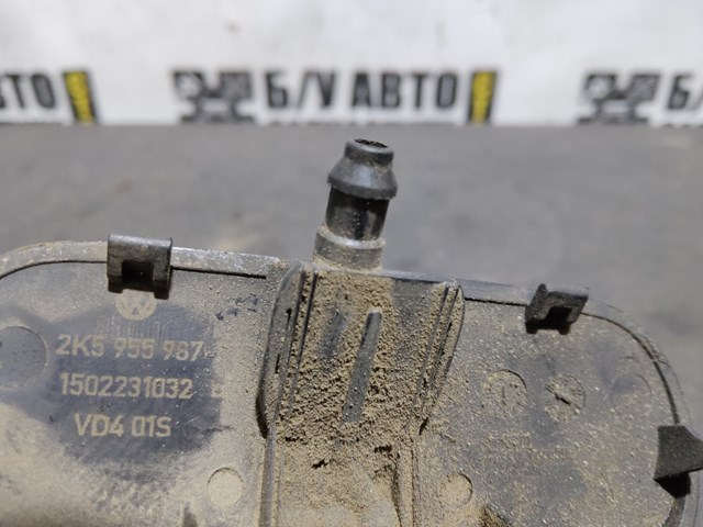 Сопло стеклоомывателя ветрового стекла левое 2K5955987 VAG