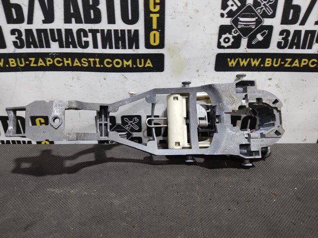 5J0837886B Держатель наружной ручки двери передней правой купить Киев