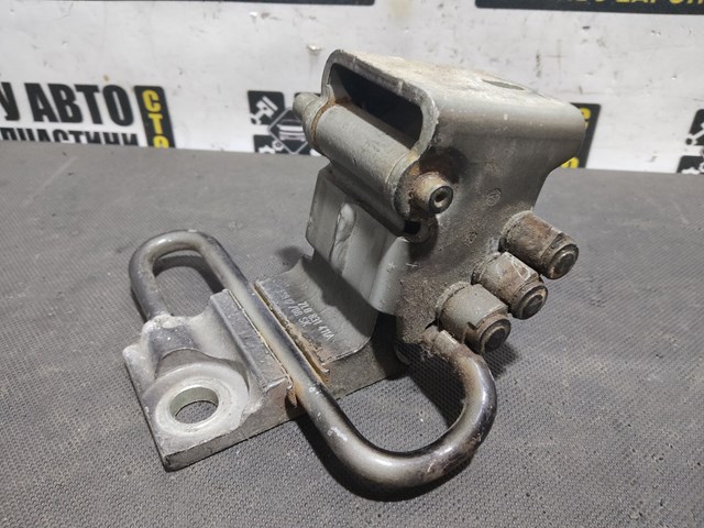Петля передней двери левая 7L0831411A VAG
