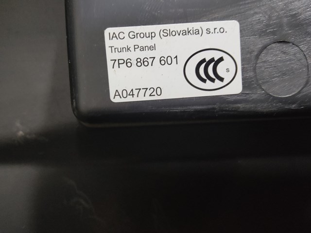 Обшивка-облицовка третей двери 7P6867601 VAG
