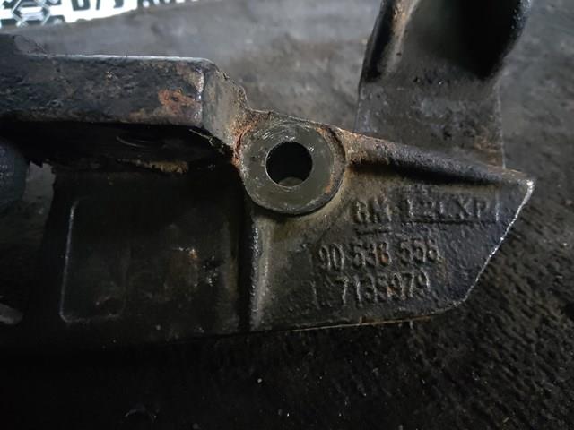 Кронштейн подушки (опоры) двигателя, левой 90538558 OPEL