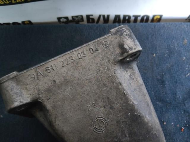 Кронштейн подушки (опоры) двигателя, правой A6112230304 MERCEDES