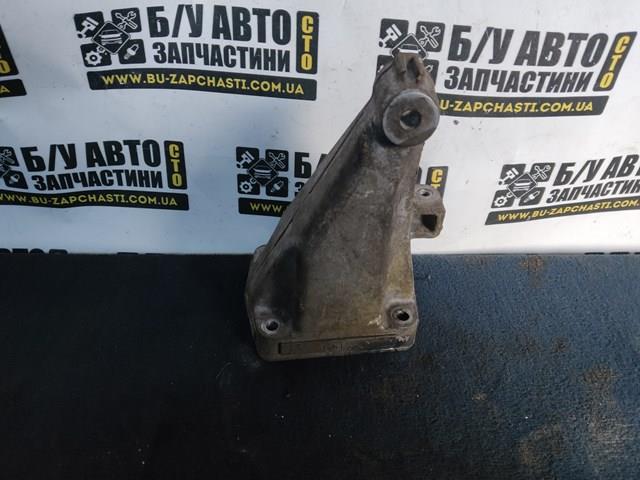 Кронштейн подушки (опоры) двигателя, правой A6462230804 MERCEDES