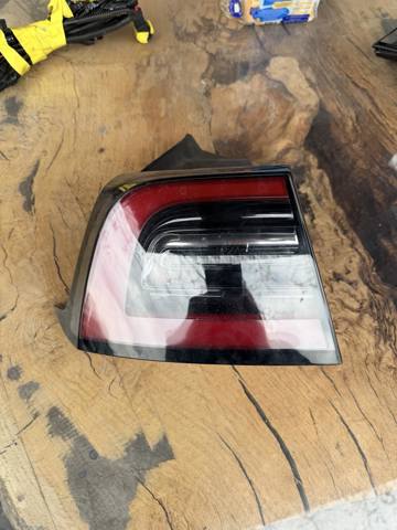 Фонарь задний левый, внешний 107739700H Tesla Model