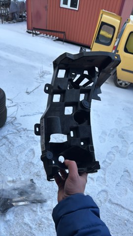 Кронштейн бампера заднего, правый 51127420666 BMW