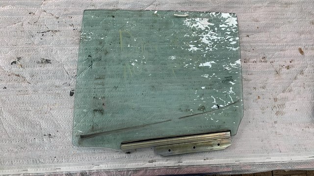 Стекло задней двери, левой 68104F4010 TOYOTA