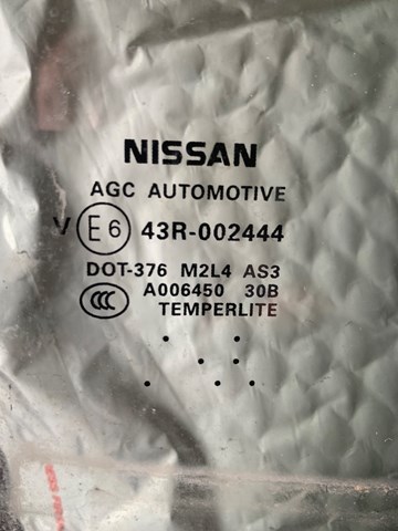 Стекло задней двери, правой 823003KA1A NISSAN