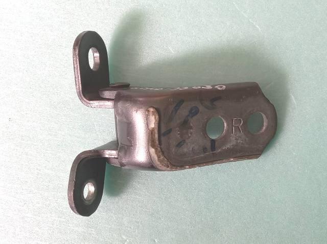 Петля передней двери, правой 6871033030 TOYOTA