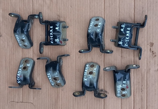 Петля передней двери, левой 80401ZP80A NISSAN