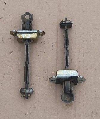 Ограничитель открывания двери, передний 8043051U01 NISSAN