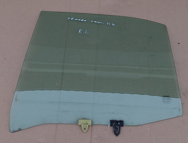 Стекло двери задней левой 823012F000 NISSAN