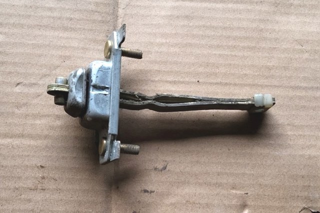 Ограничитель открывания двери BC1D58270A MAZDA