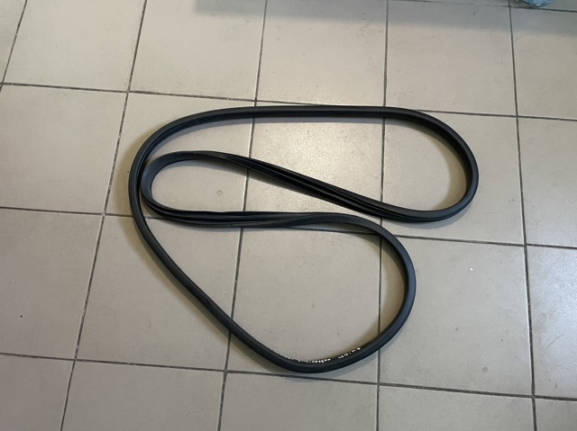 Уплотнитель двери передней, на (кузове) GHP968911 MAZDA