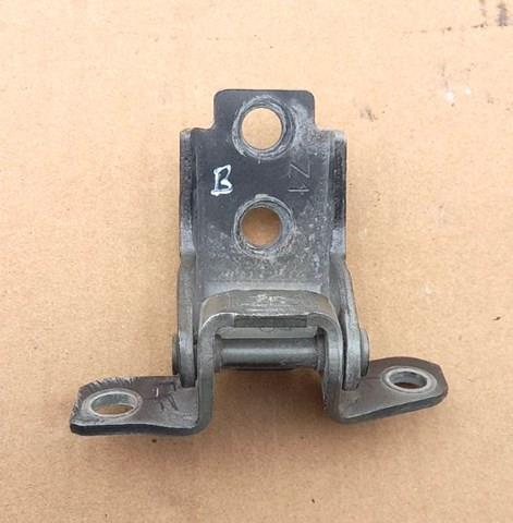 Петля водительской двери KD5359210A MAZDA