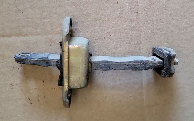Ограничитель открывания задней двери MB517469 MITSUBISHI