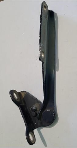Правая петля капота  MB927788 MITSUBISHI