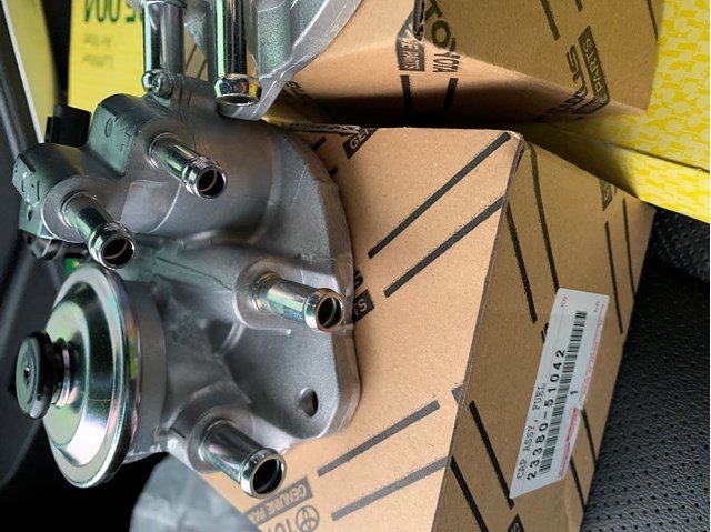 TOYOTA 2338051041 Крышка корпуса топливного фильтра в наличии Каменское