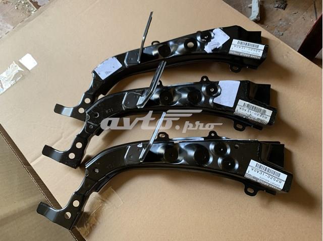 Кронштейн передней панели правый 625201CA0A NISSAN