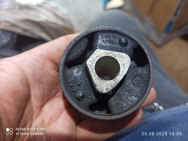 Сайлентблок верхнего рычага передней подвески 22200018101 BOGE