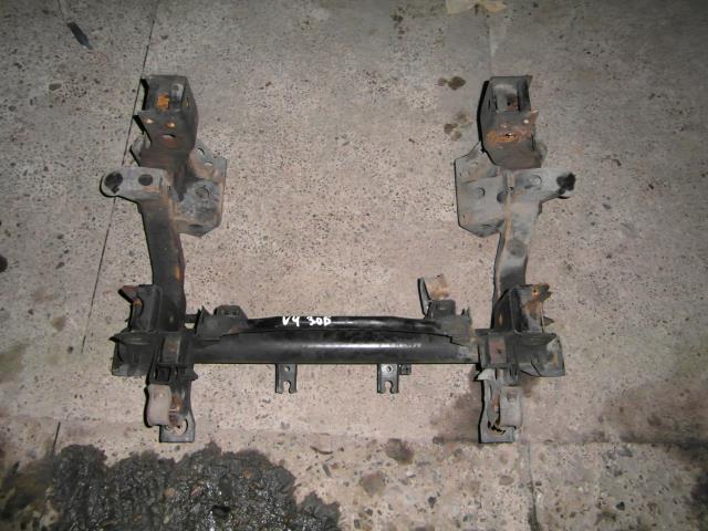 Балка передней подвески (подрамник), передняя 4000A209 MITSUBISHI