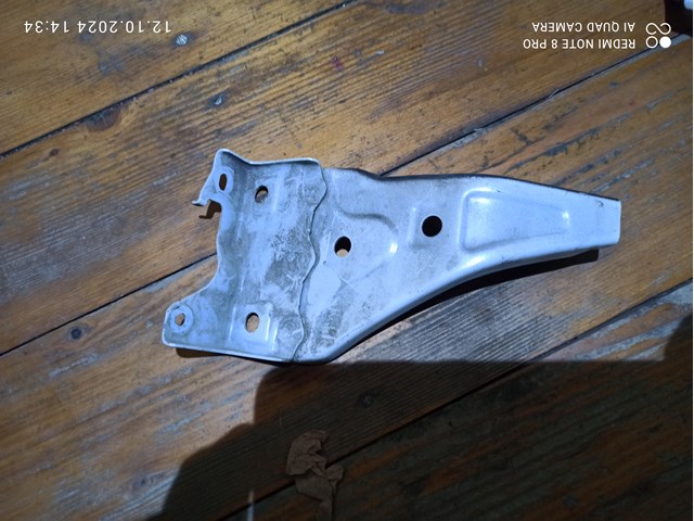 Кронштейн бампера переднего, правый 5210260260 TOYOTA