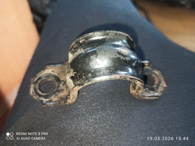Хомут крепления втулки стабилизатора, заднего 56233CA000 NISSAN
