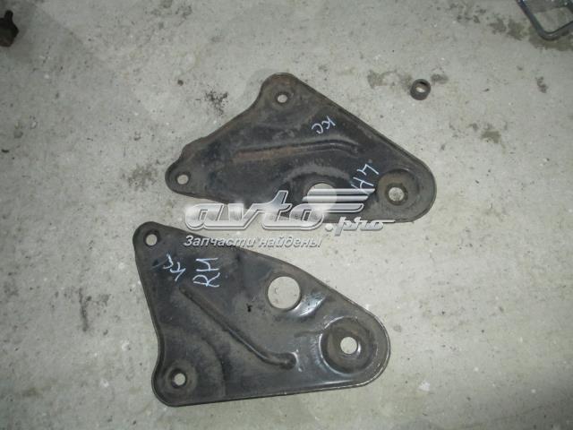 Кронштейн передней балки 624772F000 HYUNDAI