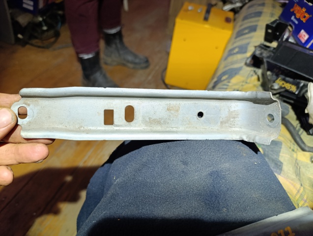 Крепление бампера переднего 6400D977 MITSUBISHI
